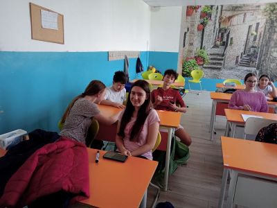 В последните дни на м. май и началото на м. юни в 17 СУ „Дамян Груев“ се проведоха финалните  представителни изяви на сформираните за изминаващата учебна година групи за  Занимания по интереси. 9